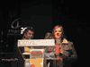 Pedro Guedes e Miguel Guedes apresentam Melhor Single - The Black Eyed Peas - I Gotta Feeling (representados por Paula Cabe�adas da Universal)